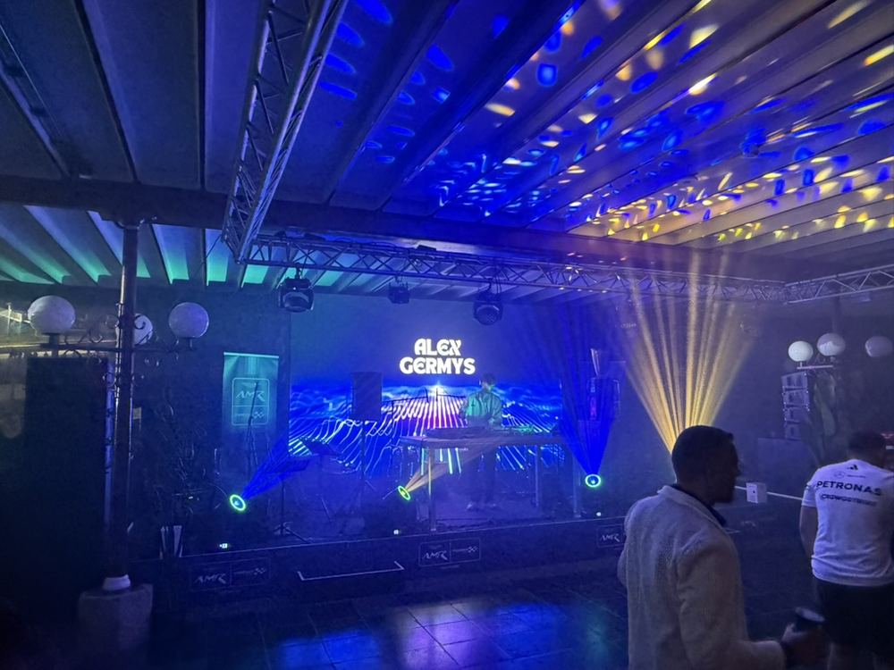 DJ set avec éclairage néon bleu