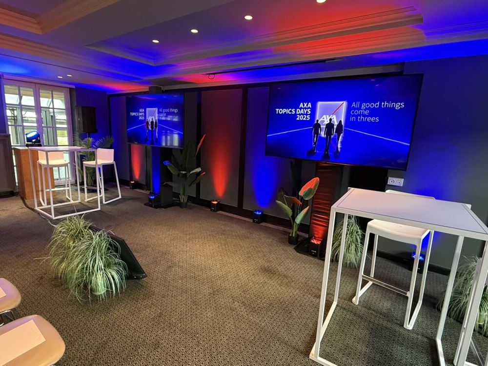 Conférence AXA avec écrans et éclairage bleu et rouge
