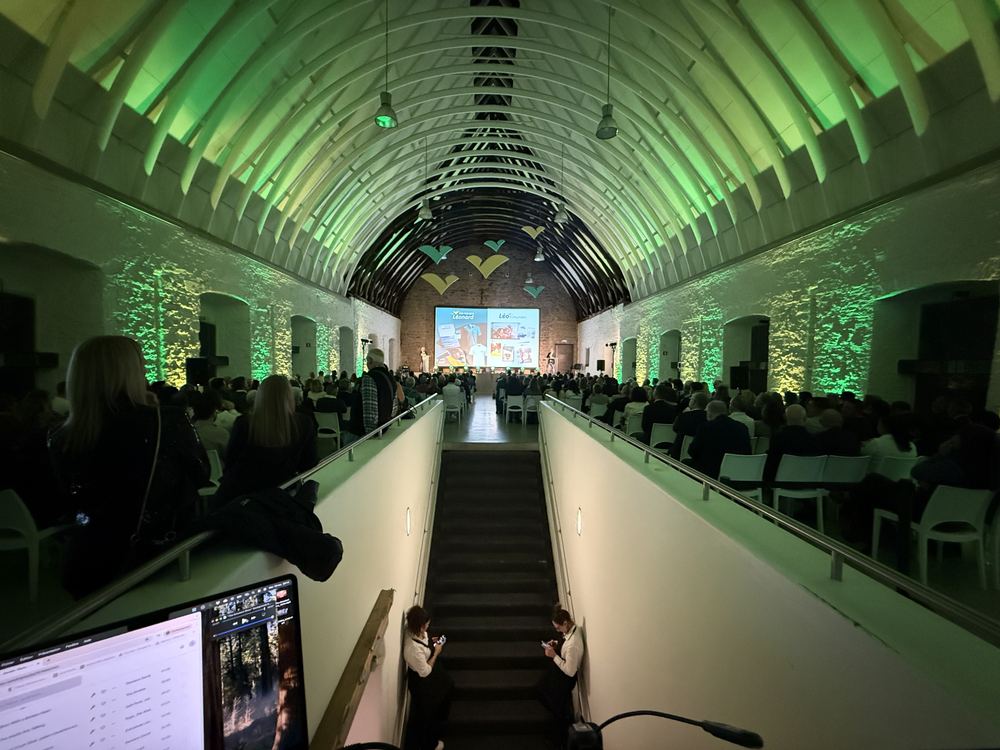 Conférence sous éclairage vert pour Voyages Léonard