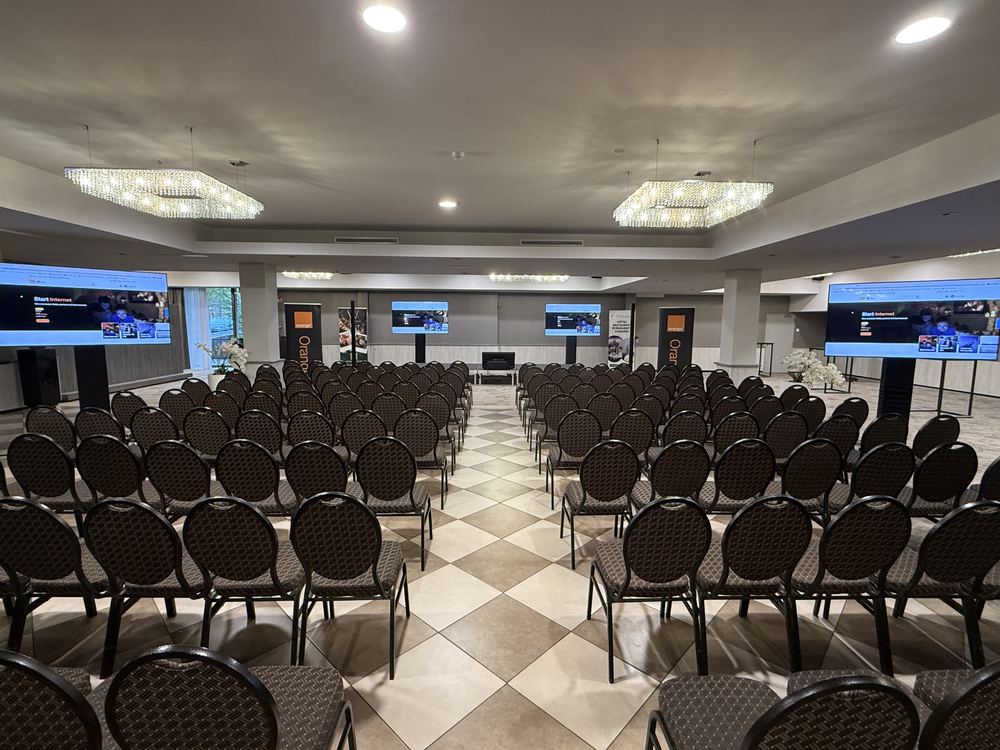 Salle de conférence équipée d'écrans pour Orange