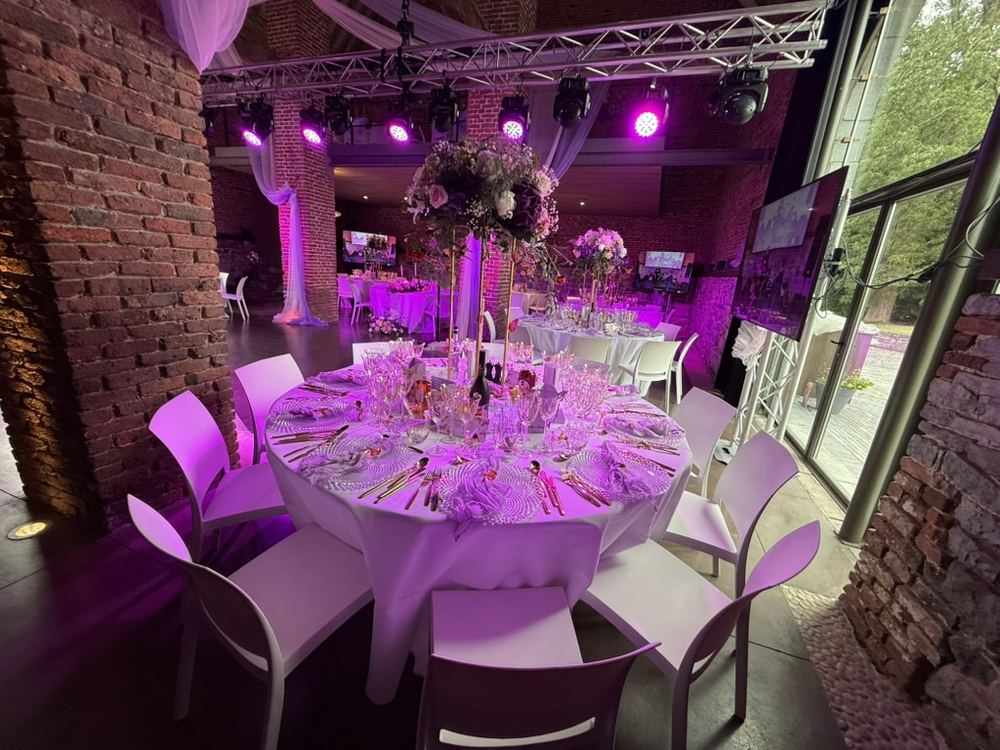 Réception avec table dressée et éclairage violet