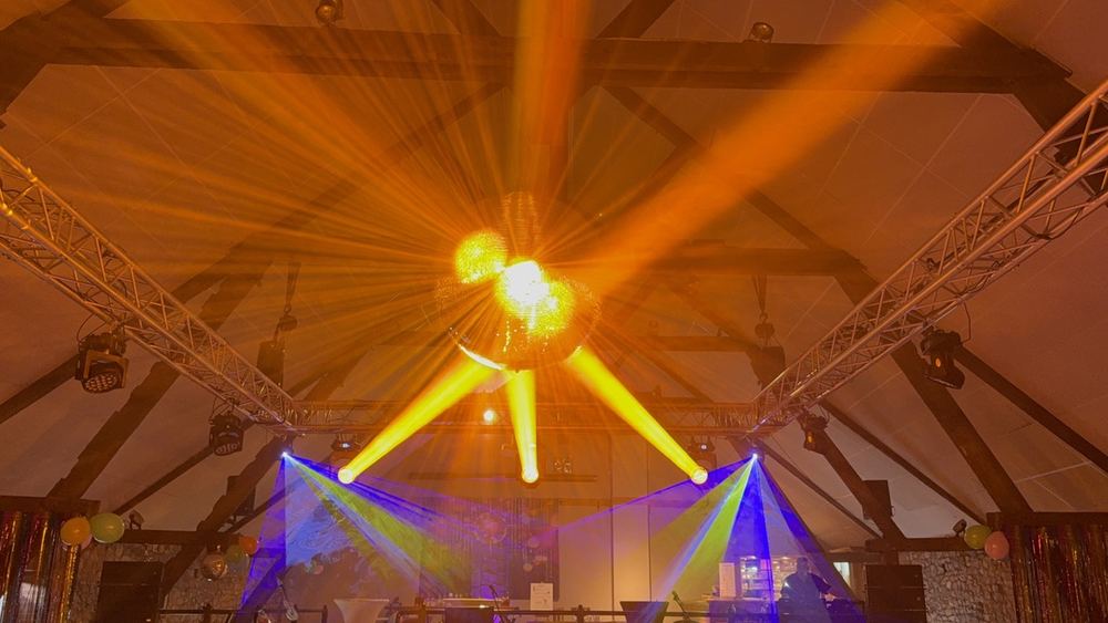 Jeu de lumières scéniques intense